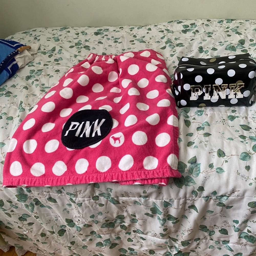 Victoria’s Secret Pink Bundle - Picture 2 of 2